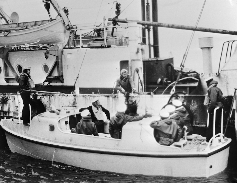 A Dutch navy launch pulls alongside Mi Amigo, the transmitter ship for Radio Caroline, 30 December 1972. National Archives (CC0)